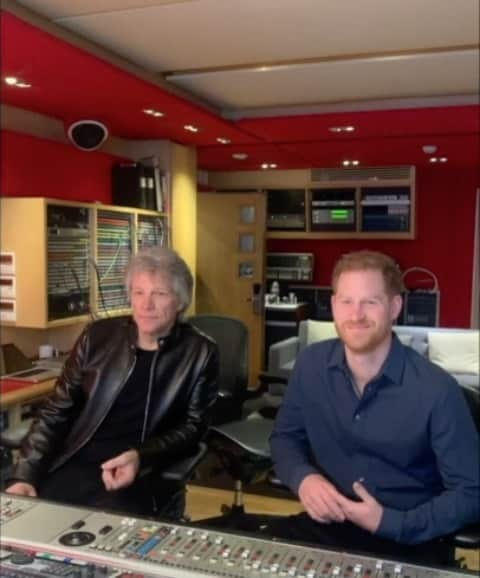 英ヘンリー王子夫妻のインスタグラム：「Testing, testing🎙… • Recorded inside Abbey Road Studios, home to The Beatles and other music legends, The Duke of Sussex joins Jon Bon Jovi and the Invictus Games Choir for a special live session in aid of the Invictus Games Foundation.  The song being played, called ‘Unbroken’, was created by Jon Bon Jovi to shine a spotlight on those veterans living with Post Traumatic Stress Injury (PTSI), to honour their service and acknowledge the strength of the Armed Forces community. The Duke and JBJ are both strong supporters of the military community, with The Duke founding the Invictus Games in 2014.  The Invictus Games Choir, made up of wounded, injured and sick veterans and serving personnel from all services and different ranks of the UK Armed Forces, have come together to use the power of music to aid their recovery.  Although The Duke was unable to sing, leaving the vocals to the professionals, the special single that was recorded in Studio 2 where The Beatles recorded 11 out of their 13 albums, and will be released in March in support of the @WeAreInvictusGames.  Video © SussexRoyal」