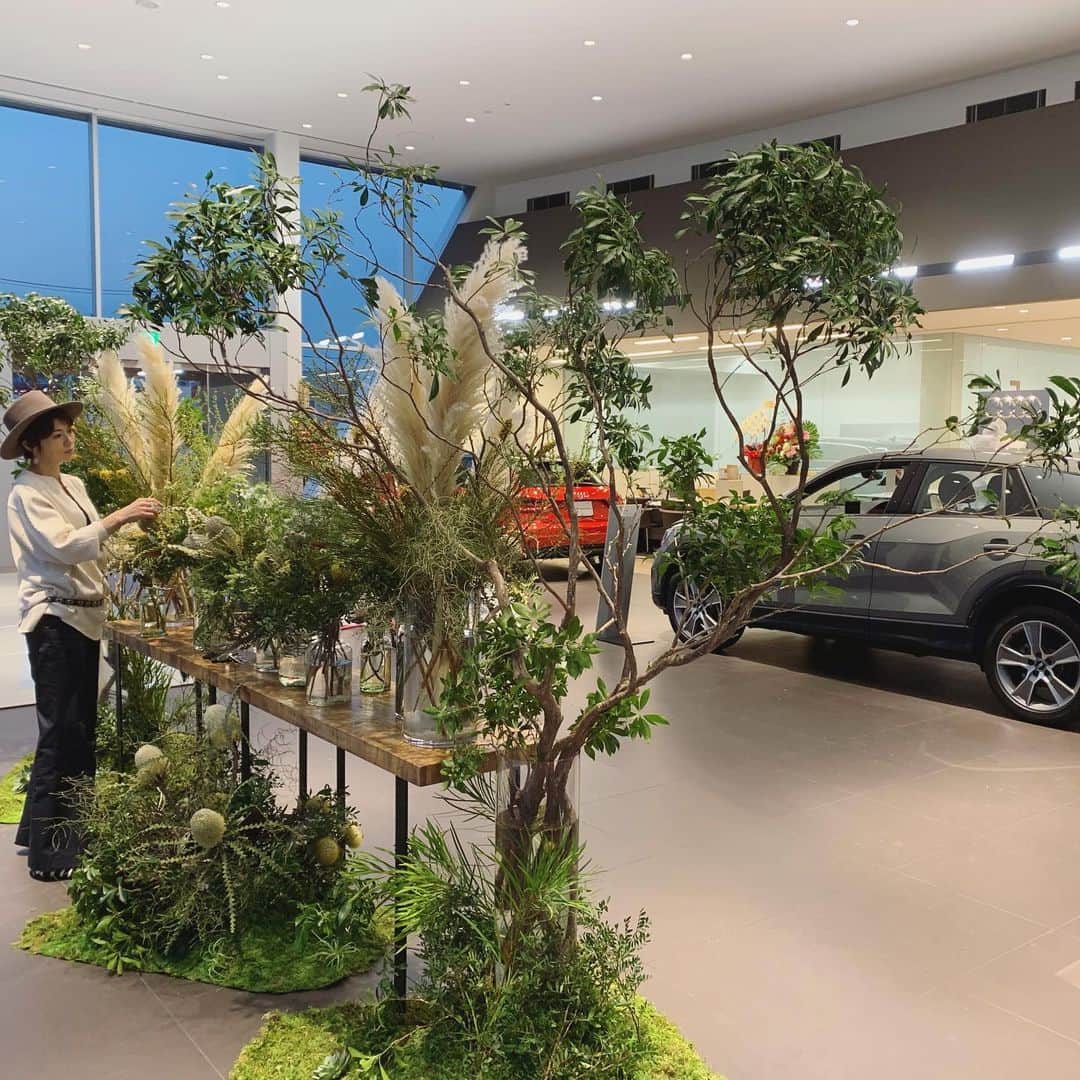 畑野ひろ子のインスタグラム：「素敵な車に囲まれての装花。 @audijapan 埼玉新都心」