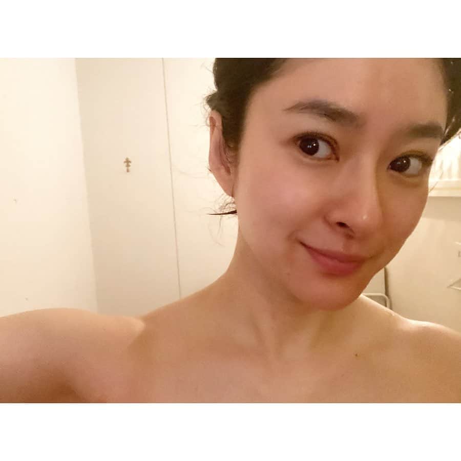 のインスタグラム：「麻布十番 エクラ @eclat_azabu にて 定期的に受けているソニックフィット✨ 今回もキュッと引き上がり目もぱっちり開いた😳 アゴ周りや頬の手触りが断然違う✨ ありがたや❤︎ #ドクタースパエクラ #麻布十番 #エクラ #ソニックフィット #beautycare #リフトアップ #たるみ防止 なるべく早く 平穏な日常に戻りますように… おやすみなさい🌙」