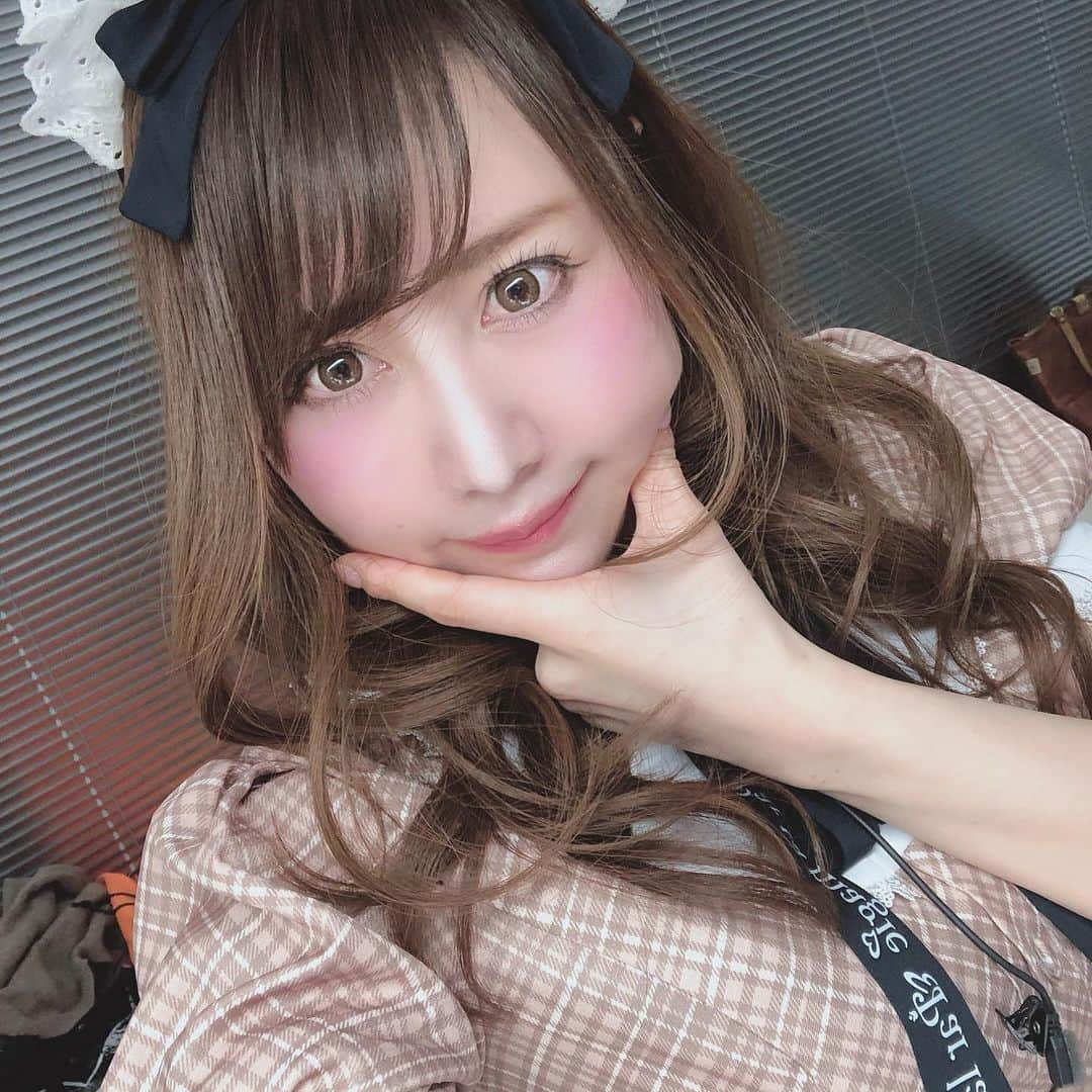 吉田早希のインスタグラム：「46億年ぶりにメイド服着たけど私がベージュチェックのメイド服着るとホームズっぽくなるの何で？ワトソンくんいないよ？？？？ #japanesegirl #萌 #tokyo #japan #自拍 #模特 #粉我 #tbt #swag #动漫 #扎心了#맞팔 #몸스타그램 #เซ็กซี่ #น่ารัก #น่ารักจัง #ประเทศญี่ปุ่น #คอสเพลย์ #Comel #Awekcun #インスタグラビア #Instagravure #cosplay #JapaneseGirl #bajutidurseksi #コスプレ #cosplay #cosplaygirl #メイド #メイド服 #ホームズ」