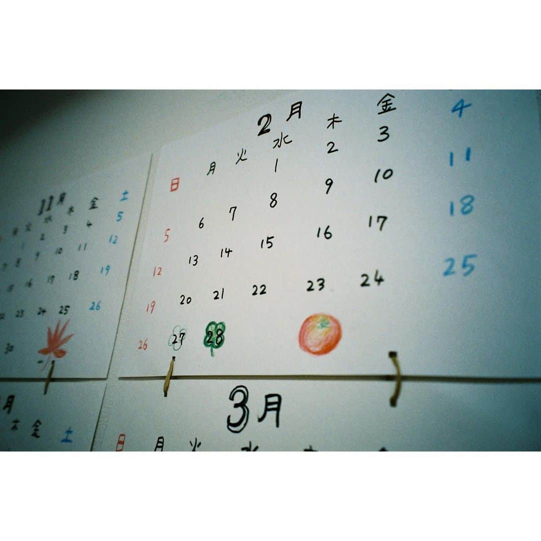 芳根京子さんのインスタグラム写真 - (芳根京子Instagram)「「べっぴんさん」の撮影で 大阪に滞在していた頃。  父と母が手作りのカレンダーを 作ってくれました。  ハタチになった日に クランクアップしました。 あぁ、あの日から今日で3年かぁ。 今でも愛しくて、大切で、忘れられないです。  誕生日が来ると、同時に、あの時の楽しい声、みなさんの笑顔が頭に流れます☺︎ (父が何故か間違えて27日に印をつけようとした。気付いて慌ててた。前夜祭だから！と、力強く言ってました。) #film #べっぴんさん」2月28日 23時59分 - yoshinekyoko