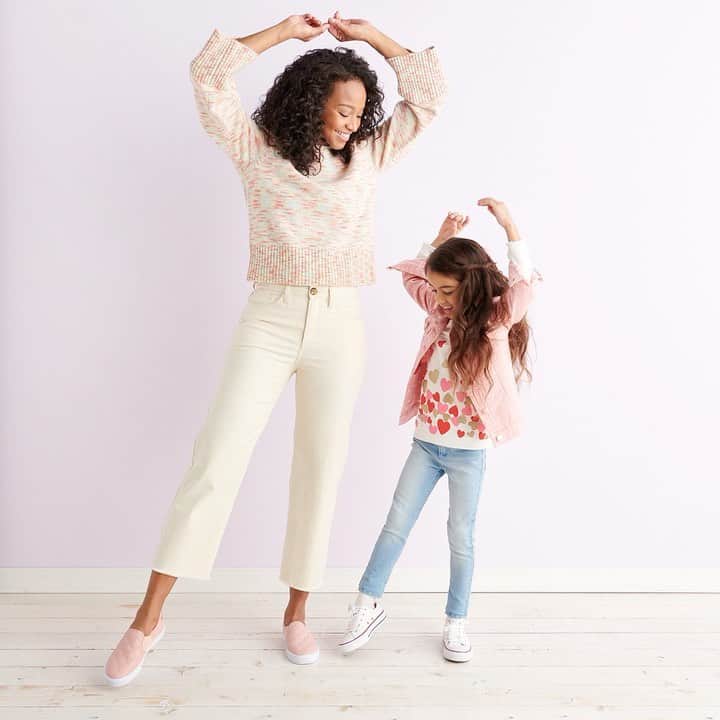 ロック&リパブリックのインスタグラム：「Great jeans run in the family. So does a love of impromptu dance parties. ❤️Tap to shop. #Kohls」