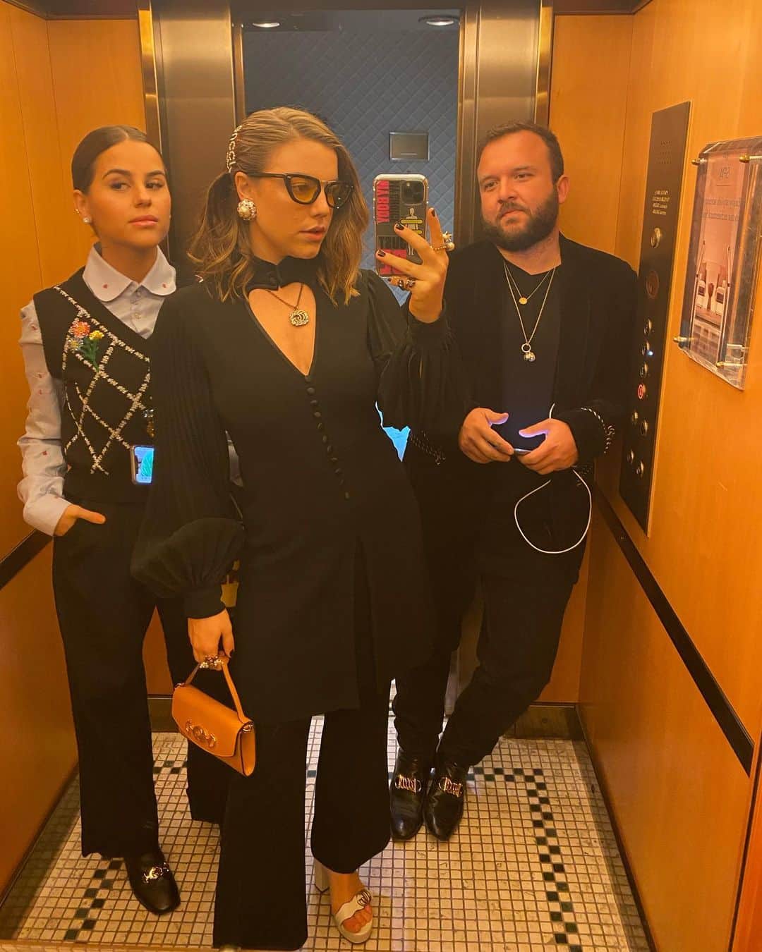 Alice Wegmannのインスタグラム：「de volta para as fotos no elevador @isabelamatte @vitorsouza___ @gucci」