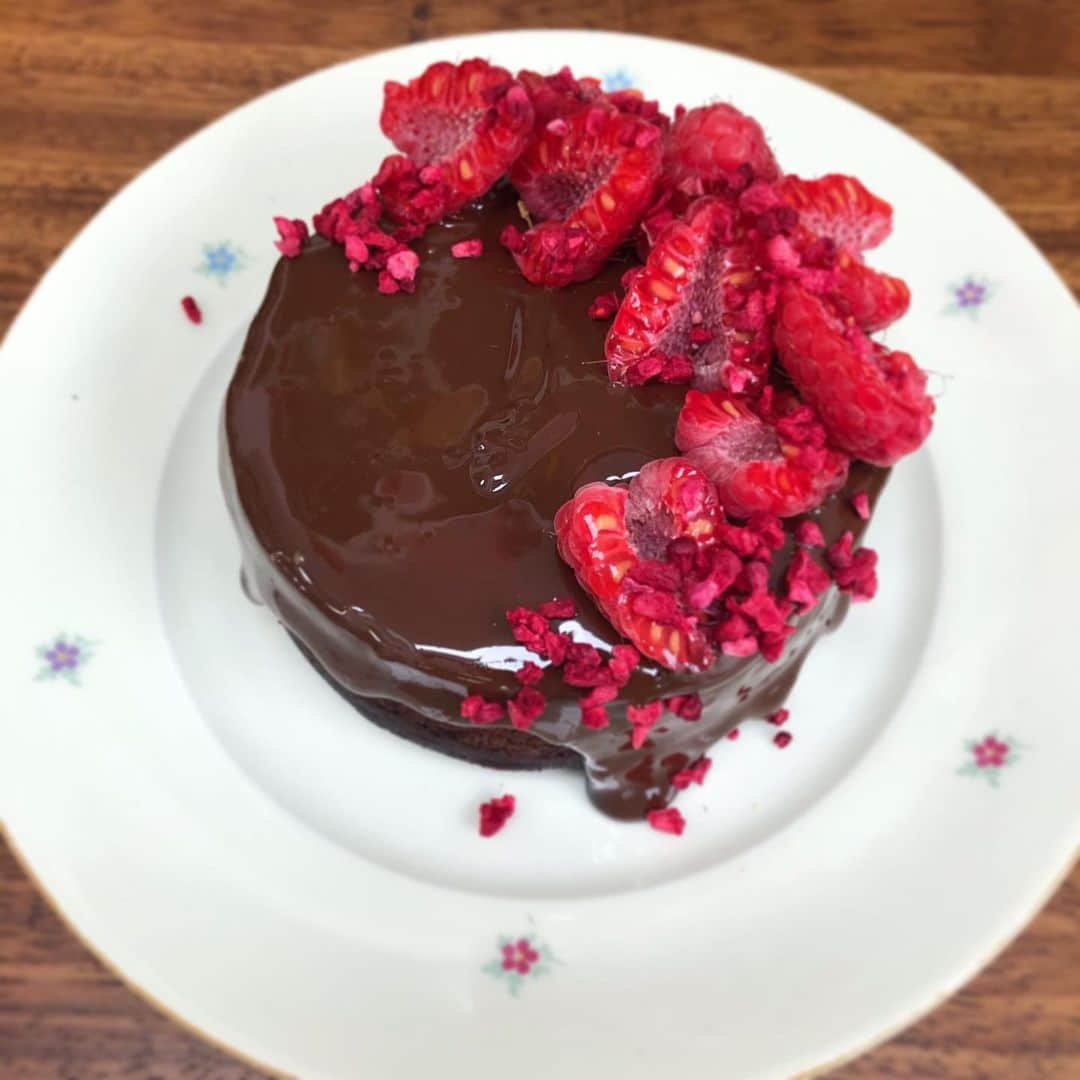 レイチェル・クーさんのインスタグラム写真 - (レイチェル・クーInstagram)「Coming up, writing and testing recipes is quite a process. 🖌What think might work on paper, might not work in reality. Currently testing a simple chocolate cake that is easy, quick, vegan and tasty. 🍫Pictured is version 3.0. Forgot about the moving apricot jam making my cake slide, so it’s back to drawing board with the filling. Pouring dark chocolate with a pinch of salt and using edible flowers or raspberries is an easy way to make the cake look pretty. . . . . . . . . . . . . . . . . . . #rachelkhoo #recipetesting #chocolate #cake」2月29日 0時07分 - rachelkhooks