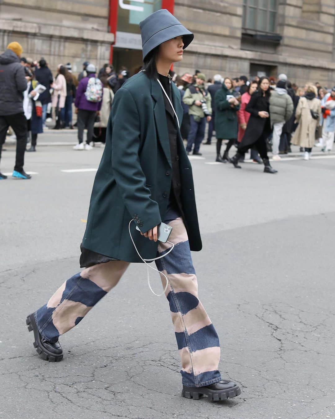 のインスタグラム：「Rue de Rivoli, Paris  Outside the shows #PFW . . . . . #streetphotography #streetstyle #ninaricci」