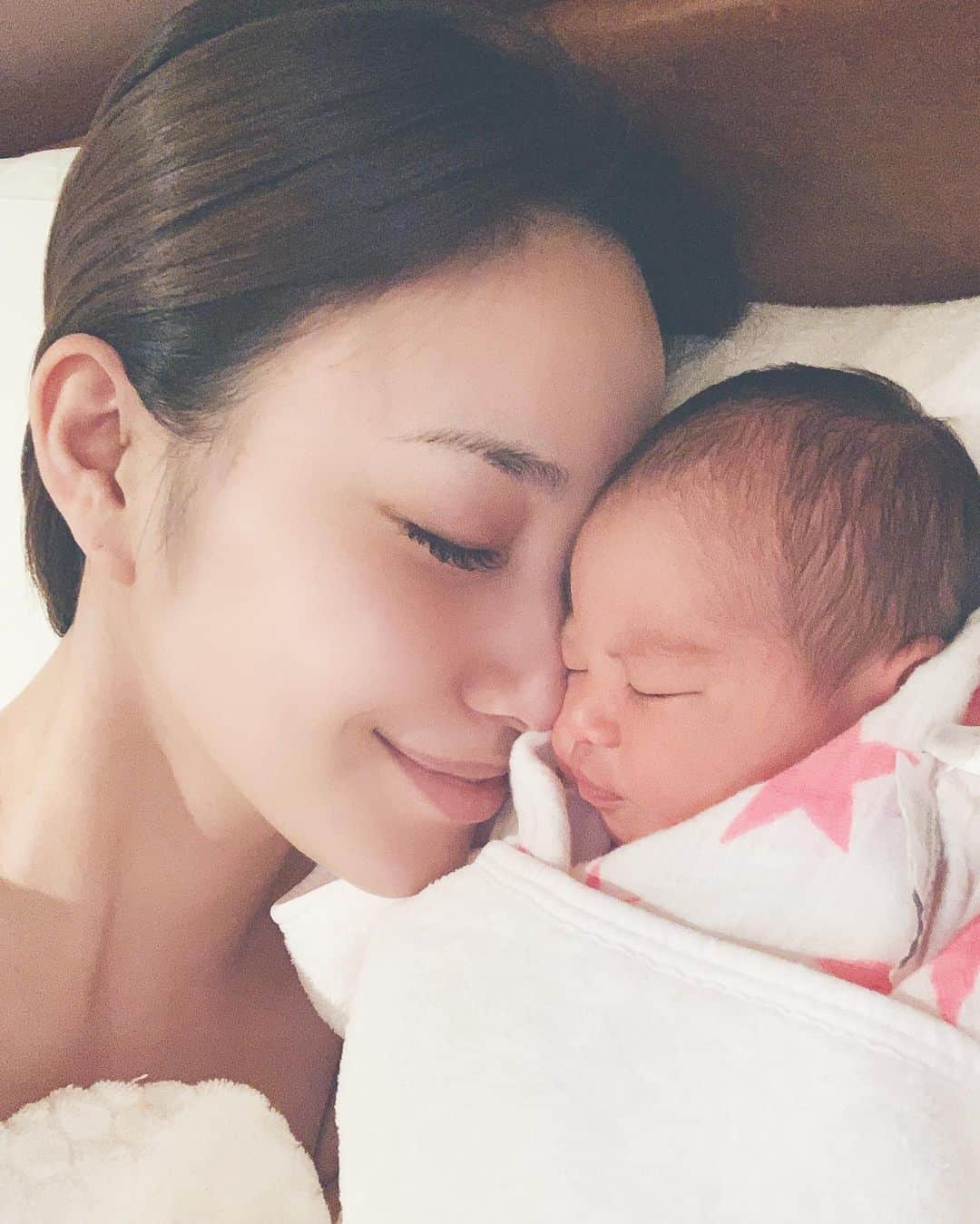 藤本奈月のインスタグラム：「2020年(令和2年) 02月26日 18:48 第二子　緋月(ヒヅキ)👶生誕　3236㌘  予定日より少し早く、第二子出産しました。 月乃の時同様、今回も安産！ おしるし→高位破水→陣痛から6時間。 進みも割と早く、破水までの強い痛みも今思い返すとそんなに数もなく、イキミ逃しもほぼ無く、破水してからは、いきんでいいよ！もっといきんで！が数回。 正気なくすパニックレベルの痛みが一度あったけれど、先生達の言葉に忠実に従える冷静さはあったのかw 言葉通りの呼吸とイキミを数回こなして、無事産まれてきました👶 子供との息の合わせ方、呼吸の仕方、いきみの向け方。 本当産まれる前に鼻炎治って良かった〜と真剣に思いました。鼻環境整えておかないとこれは無理だったw 先生達からも、冷静で落ち着いた、言う事無しのお産と沢山褒めて貰って、お墨付きを頂きました🤞お墨付きの安産菌もってけー😈❤️w  月乃と実母に立ち会ってもらい、月乃には沢山我慢させたけど、お姉ちゃんになる実感は湧いたんじゃないかな？ なんとなく、取り乱す様な出産にはならないと思っていたから月乃に立ち会ってもらって。 トラウマにならないか心配だったけど、今の所は大丈夫そう🙆‍♀️むしろ月乃が居たから冷静になれたかな😂  病院がとても快適だったり、緋月もあまり手がかからずで、私の回復もとても順調。 緋月もしっかり成長してます🥰  これからは、二児の母親と仕事、主婦、娘として母親への介護、 色んな面で踏ん張り頑張り無茶して、主人にも家族にも色んな方たちにも、甘え協力して貰い、家族にも仲間にも、何かしらの形で幸せを恩返しして行けたら、と。 勿論理想で。そううまく行かないのは知ってる！w  きっと変わらず、奈月が奈月として、奈月らしく😈🤞 これからも大変、お世話になります。 二児の母の藤本奈月もよろしくお願い致します。 . . . #出産報告 #出産 #女の子 #babygirl #天使 #親バカ #第二子 #令和ベイビー #令和2年ベビー #ベビー #出産記録 #安産菌 #姉妹」