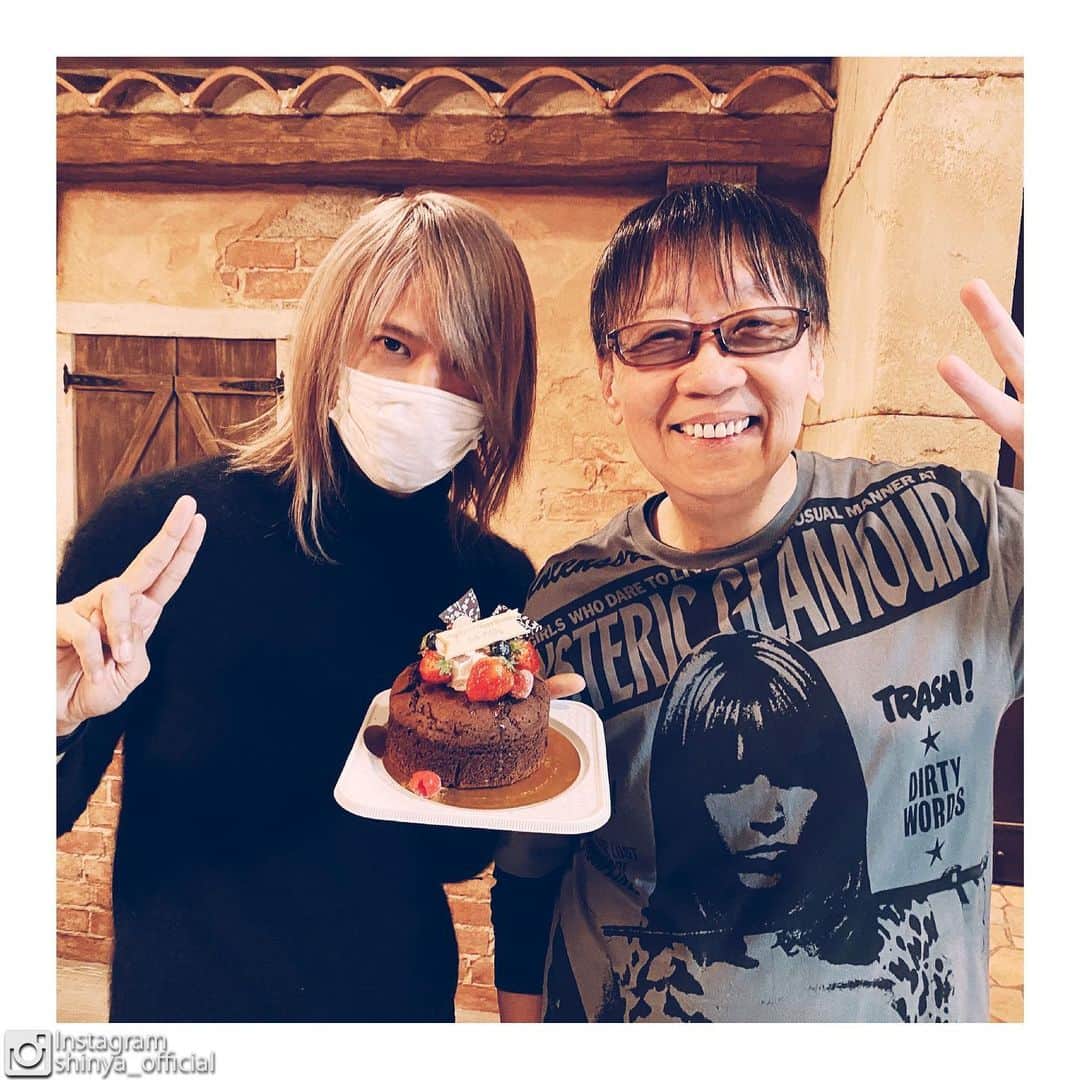 Shinyaさんのインスタグラム写真 - (ShinyaInstagram)「あのドラクエの生みの親、堀井雄二さん宅で誕生日お祝いしてもらいました！ありがとうございました！」2月29日 0時21分 - shinya_official