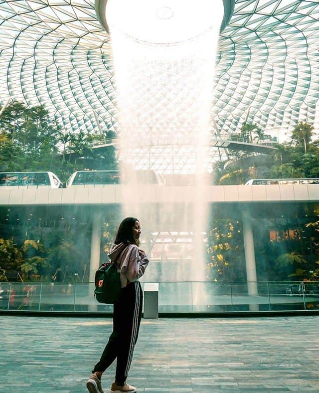 #JTBで旅したいのインスタグラム：「おはようございます😊 . ****#JTBで旅したい 投稿をご紹介**** 📷@divinemariaさん 📍Jewel Changi Airport 📝''The only place I’ve ever been where I don’t even need to step outside the airport to see something truly breathtaking!'' 🌿 The Rain Vortex,The largest and the tallest indoor waterfall in the world. This is surely a must-see place when you go to Singapore Changi Airport. . . シンガポールのチャンギ国際空港に去年新しくオープンしたJewelと言えば レイン・ブルテックス！  ジュエルの見どころは、なんといっても、高さ40ｍ世界最大の屋内の滝です🌿 迫力のあるレイン・ブルテックスをぜひ見に来てください～ . ********************************* チャンギ空港に隣接する複合施設Jewel✨ フォトジェニックなスポットが満載で、 乗継まで楽しめてしまいますね💓 素敵なご投稿ありがとうございました！ ********************************* #JTBで旅したい 投稿キャンペーン実施中！ 皆様の投稿お待ちしております✨ 詳しくはプロフィールURLへ👆  #jtbで旅したい #旅好きと繋がりたい #夏休み #travel #旅行」