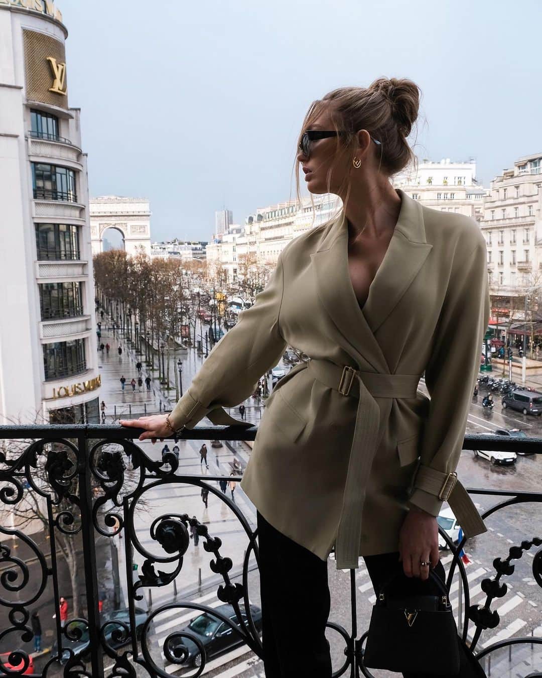ロミー・ストリドのインスタグラム：「Bye Paris, back on Monday🤎」