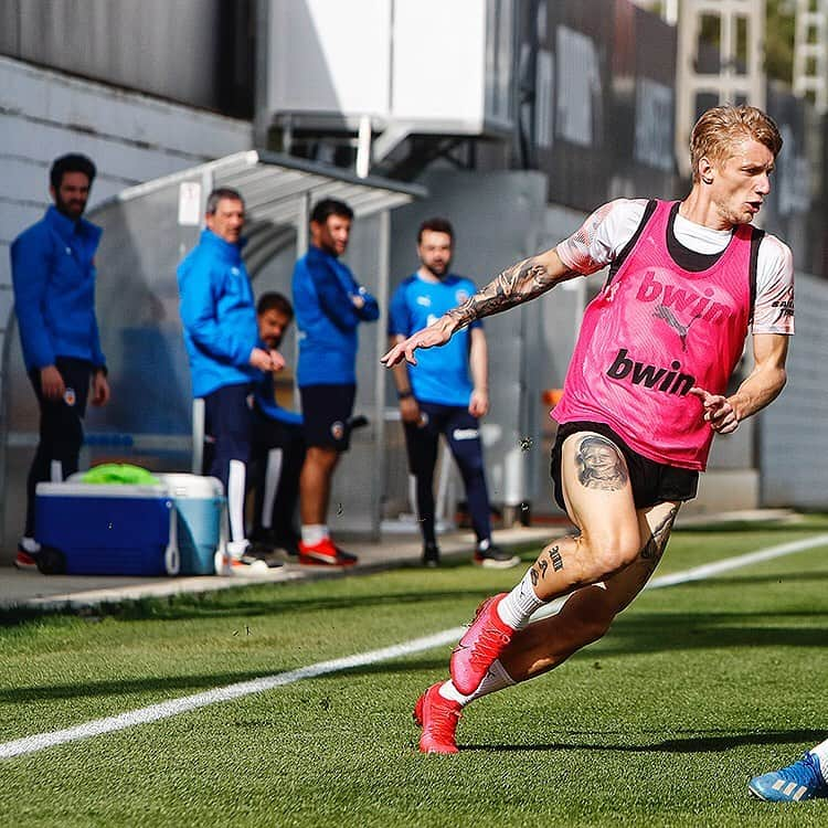 バレンシアCFさんのインスタグラム写真 - (バレンシアCFInstagram)「DON’T lose sight of the ball ⚪️⚫️ . 🏟 MESTALLA 🔜 @LaLiga . #ValenciaRealBetis 🦇💚 #valenciacf #amuntvalencia」2月29日 0時46分 - valenciacf