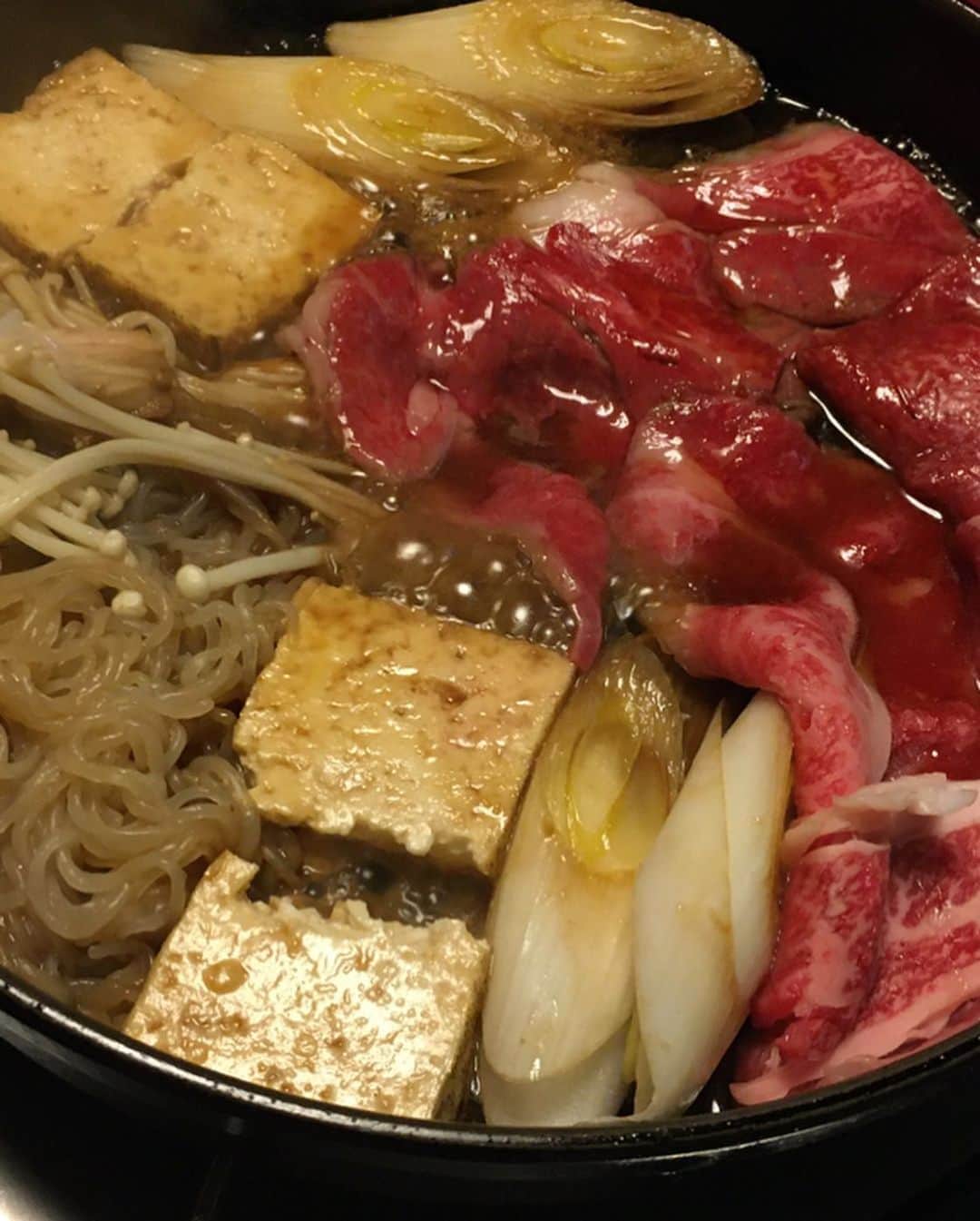 今村沙緒里さんのインスタグラム写真 - (今村沙緒里Instagram)「すき焼き☺︎ 今半別館にて。 みんな、興味津々🍳 女将さん、ありがとう。 おいしかったー🥩 楽しく食べるの、大切＊ ・ SUKIYAKI！！ ❤︎❤︎❤︎ #sukiyaki #japanesefood #yummy #일본요리 #맛있다 #すき焼き #今半 #久しぶりのビール🍺 #元気つきました」2月29日 0時54分 - saorix13