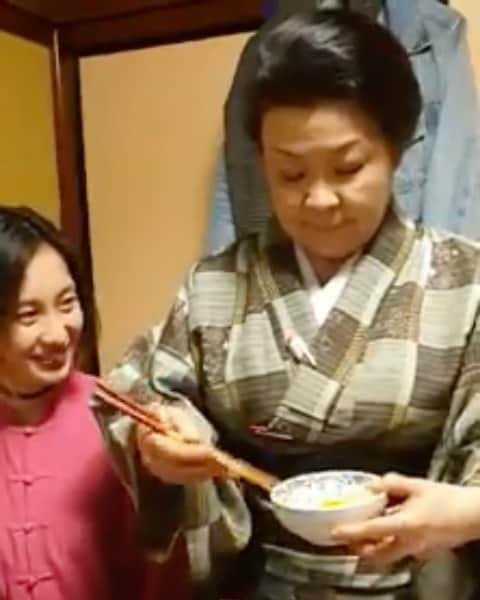 今村沙緒里のインスタグラム：「すき焼き☺︎ 今半別館にて。 みんな、興味津々🍳 女将さん、ありがとう。 おいしかったー🥩 楽しく食べるの、大切＊ ・ SUKIYAKI！！ ❤︎❤︎❤︎ #sukiyaki #japanesefood #yummy #일본요리 #맛있다 #すき焼き #今半 #久しぶりのビール🍺 #元気つきました」