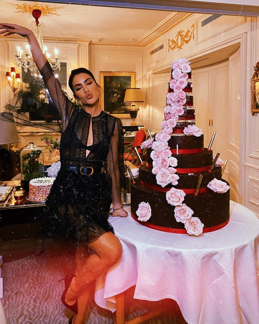 Camila Coelhoさんのインスタグラム写真 - (Camila CoelhoInstagram)「#AboutLastNight 🎉 It was supposed to be a relaxed #birthday night but ended up being soooo FUN! (Thanks  @plaza_athenee for my beautiful surprise bday cake )! ——— #SobreOntem A noite era pra ser relax mas acabou sendo uma diversão que só! (Com direito a vários bolos surpresa haha) #aniversario」2月29日 0時57分 - camilacoelho