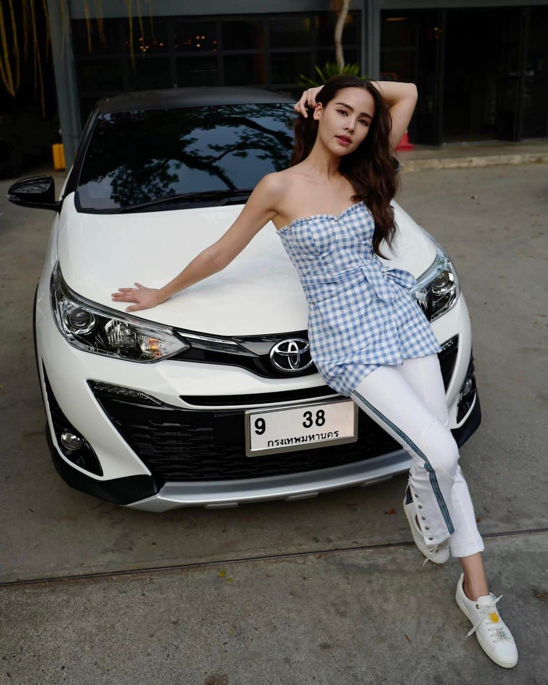 ウッラサヤー・セパーバンさんのインスタグラム写真 - (ウッラサヤー・セパーバンInstagram)「My baby ✨pose แข่งกับรถ #toyotayaris #styleandstronger 🖤」2月29日 1時02分 - urassayas