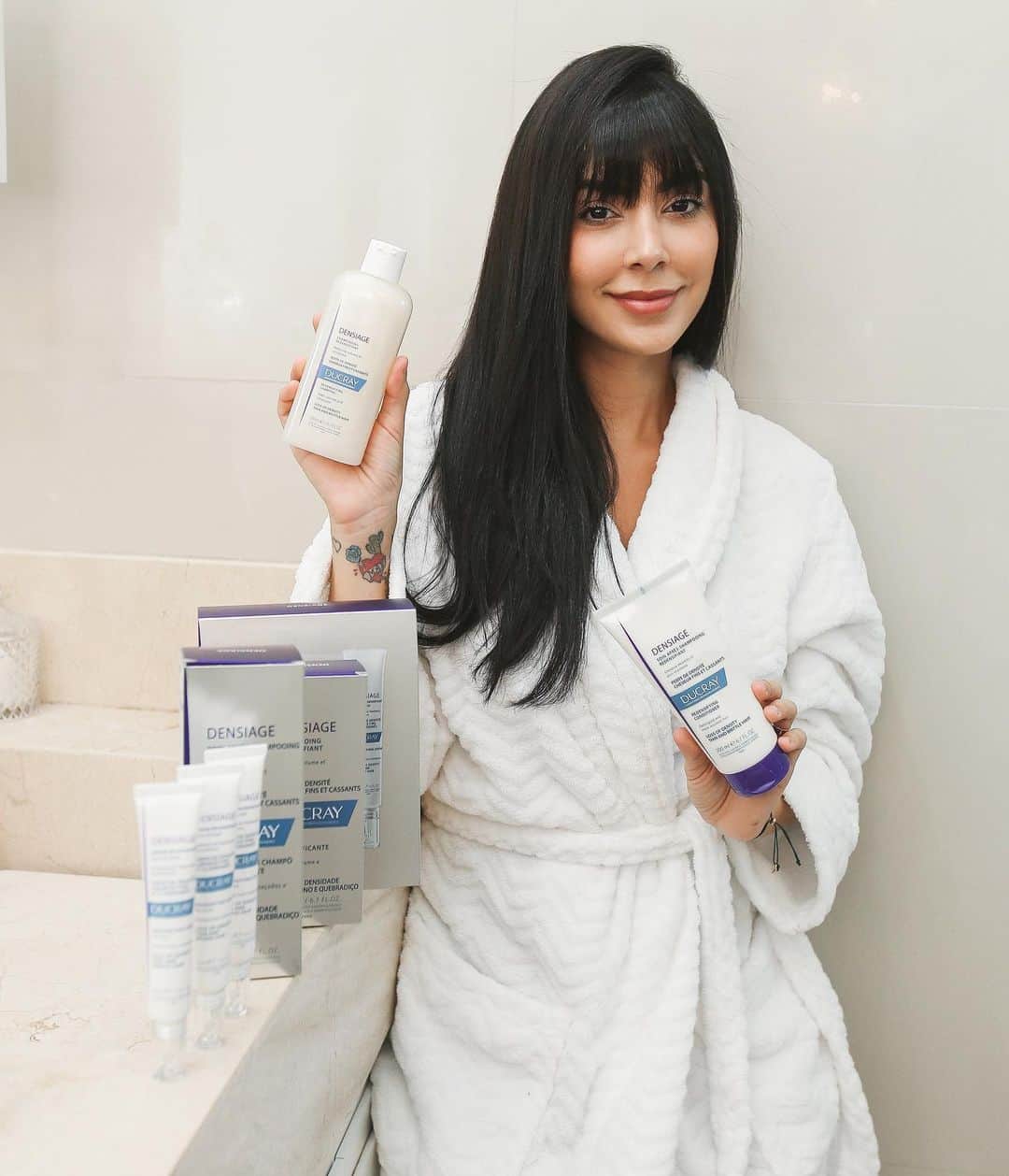 Gabriela Salesのインスタグラム：「Você quer piscininhas de cabelo @? Kkkk Lacrinhas, vocês já conhecem a @ducraybrasil? A marca é a número 1 de shampoos na Europa (inclusive vi bastante durante a viagem de Paris) e já tem vários produtos antiqueda, anticaspa e outros aqui no Brasil! Eles lançaram uma linha incrível para densidade capilar e volume, a linha Densiage! Ela tem shampoo, condicionador e sérum e todos têm um complexo de alta performance antioxidante que combate o envelhecimento capilar, garantindo 88% mais volume e também mais força e nutrição! Se você tem cabelo fino, frágil ou quebradiço, o Densiage é maravilhoso! ❤ E claro, consulte seu dermatologista para saber mais *publi #densiage #ducraybrasil」