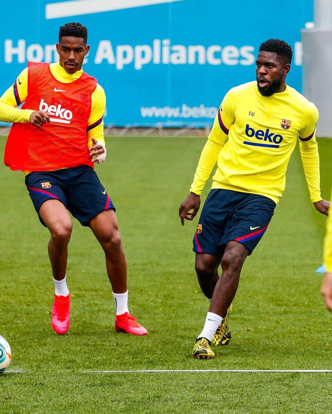 FCバルセロナさんのインスタグラム写真 - (FCバルセロナInstagram)「⏳ Clásico weekend starts now. Som-hi! Vamos! 💙❤️」2月29日 1時10分 - fcbarcelona