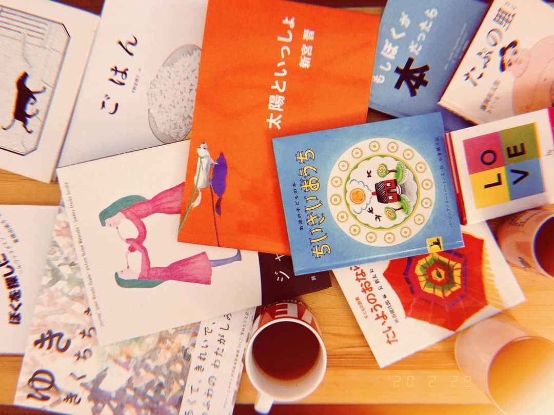 奥村佳恵さんのインスタグラム写真 - (奥村佳恵Instagram)「☕️📖🌙 #book  #ぼくを探しに #シェルシルヴァスタイン #ずぶぬれの木曜日 #エドワードゴーリー #ゆき #きくちちき #ごはん #平野恵理子 #ジャーニー #長田弘 #渡邉良重 #薗部悦子  #太陽といっしょ #新宮晋 #ちいさいおうち #バージニアリーバートン #たいようのおなら #灰谷健次郎 #長新太 #もしぼくが本だったら #たぷの里 #藤岡拓太郎 #LOVE」2月29日 1時17分 - okumura_kae