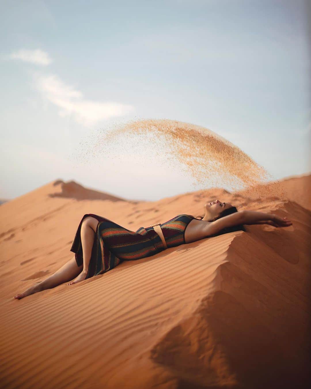 Katy Esquivelのインスタグラム：「Un mismo sol y un millón de amaneceres por descubrir ✨ . Madrugamos para ir a las dunas en el desierto de Omán y WOW! El sol se asomaba entre las montañas de arena pastel y los colores del desierto se encendían lentamente. . Dato curioso: Tomar esta foto no fue tan cómodo. Subir hasta aquí fue todo un cardio y la arena estaba fría! ... pero valió la pena, cierto?😍」