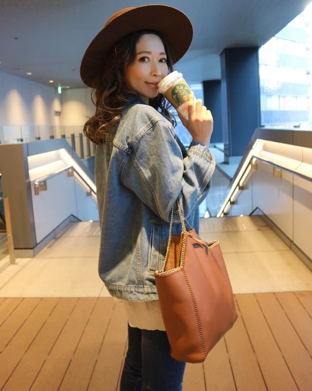 RENA のインスタグラム：「今日は朝からコロナウイルス対応に追われてからのレッスンであっという間に一日が終わった… ． いきなりの学校閉鎖で皆ショックを受けていたり動揺していたり可哀想な複雑な気持ちで、REP本校宮崎校はどう対応していくかスタッフとたくさん話したり協議しながら考えたりでしたが、選ぶのは皆でスクールは対策強化で安心して通えるいつもと変わらない楽しく発散できる時間の提供を続けていく事にしました。 ． その中でも唯一変えた事といえば、残念過ぎるけど私の羽田空港利用が感染源にもなりかねないので3月の宮崎校行きを中止にしました。 ． 宮崎校の皆に会えるのも宮崎の環境もいつも楽しみだったし久々にマスクせずに行動出来るしあったかいし楽しみにしてたのに…🌊🌴 ． 今は仕方がない事なのでまた宮崎行ける日を楽しみにしています😢 ． そんな本日も変わらず活き活きダンスに励んでくれた本校宮崎校の皆や笑顔で来てくれた保護者の皆様に感謝しています🌸 ． 元気にポジティブに過ごしていきたいと思います✨ ． ． ． そういえば、ヘアチェンジしました🌸 ． また書きます😊 ． ． ． #me #starbucks #tokyo #ootd #message #仕事女子 #ヘアチェンジ #春 #オトナ女子#2020」