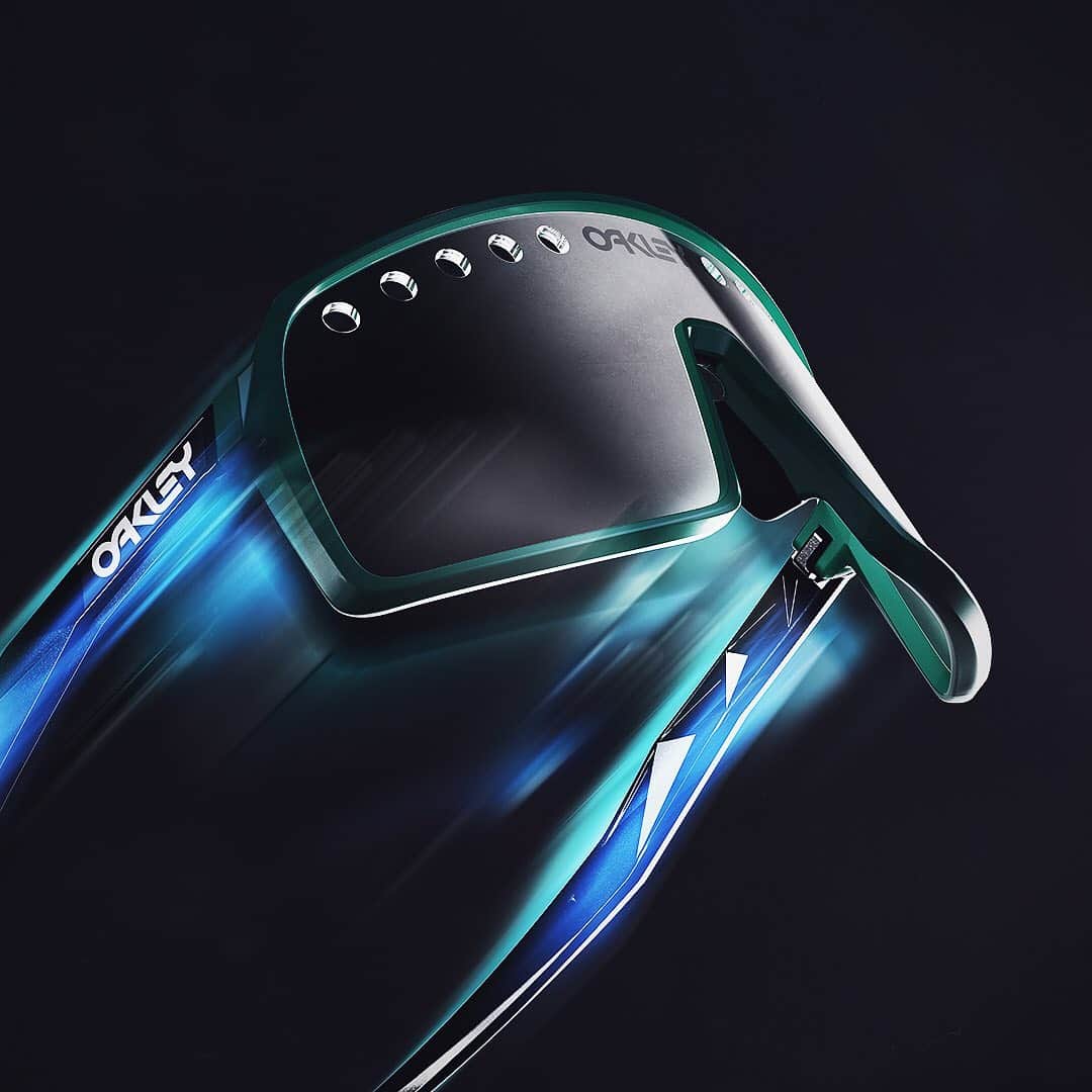 OAKLEYのインスタグラム：「Made to run off with. ❤️💨 #OneObsession」