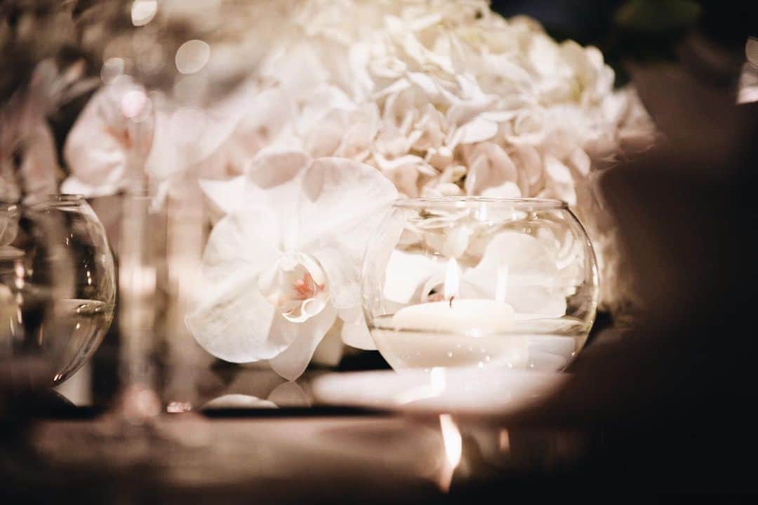 のインスタグラム：「by @emah_wedding  多方面に#コロナウイルス の影響が出ていますが、#結婚式 もやむを得ず#延期 や#中止 にされている方がたくさんいる事を知って、たとえどうしようもないことであっても、準備されてきた皆さんの気持ちを思うと、悲しく苦しい気持ちになりました…一刻も早く事態が落ち着いて、無事幸せな式を挙げられますように心から祈っています。  #wedding #ブライダル #卒花嫁 #卒花嫁レポ #花嫁準備 #たんゆきwedding #披露宴 #マンダリン花嫁 #weddingblog #ウェデングドレス #ウェデングドレスお譲り #高砂装飾 #高砂ソファ #高砂装花 #テーブル装花 #装花 #フラワーコーディネート #胡蝶蘭 #パンパスグラス」