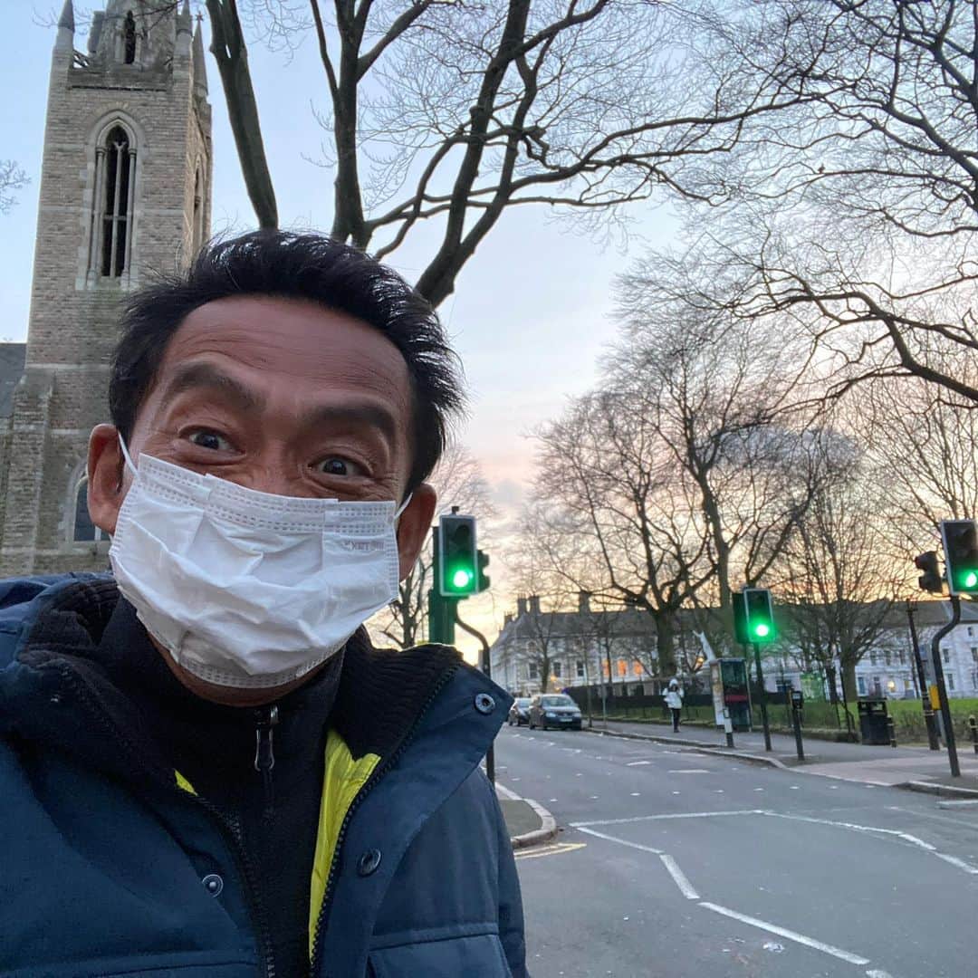 ぜんじろうのインスタグラム：「イギリスでマスクしてると、いきなり「コロナウイルス」と野次られた。イギリスは、マスク文化じゃないです。」