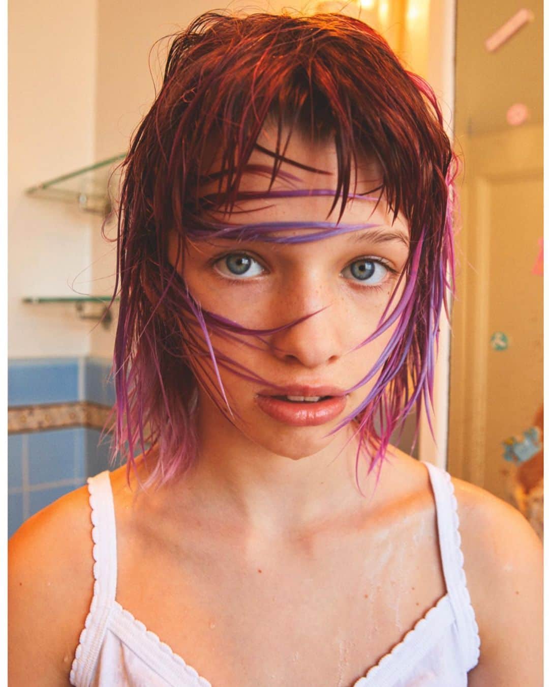 ミラ・ジョヴォヴィッチのインスタグラム：「So proud of my baby @evergaboanderson! She’s been included in the very special Icons and Idols issue of @i_d magazine. Ever has an amazing film coming out in May that she still can’t talk about, but I CAN say that she’s so good in it and we can’t wait for everyone to see it!! Get this issue online or at a newsstand near you! #evergaboanderson #icon #proudmama  Photographer: @graysorrenti Stylist: @carolinenewell Hair: @hairbycandicebirns Photo assistant: Jared Zhaga @reddoge Styling assistant: @Sanna.fried Production: @laylanemejanski @chrissbrenner Digital tech: @dale.digitalgold Casting: @samuel_ellis Talent booking: @chrissbrenner Special thanks to: @alastairmckimm @felixlp」