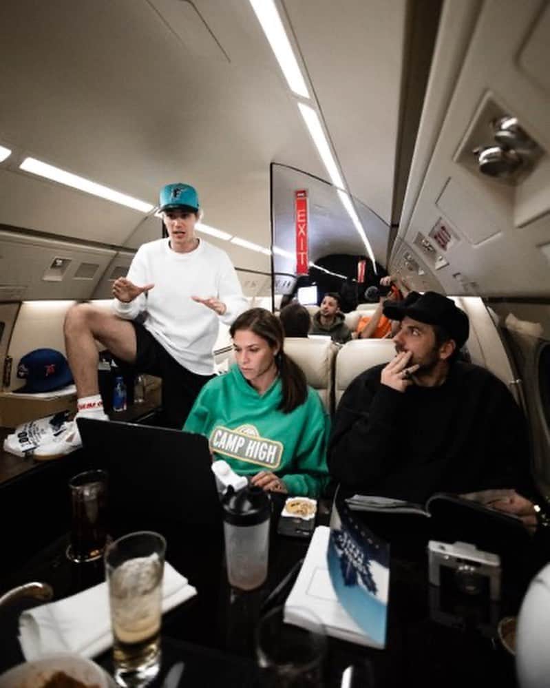 ジャスティン・ビーバーさんのインスタグラム写真 - (ジャスティン・ビーバーInstagram)「long flights!」2月29日 1時28分 - justinbieber