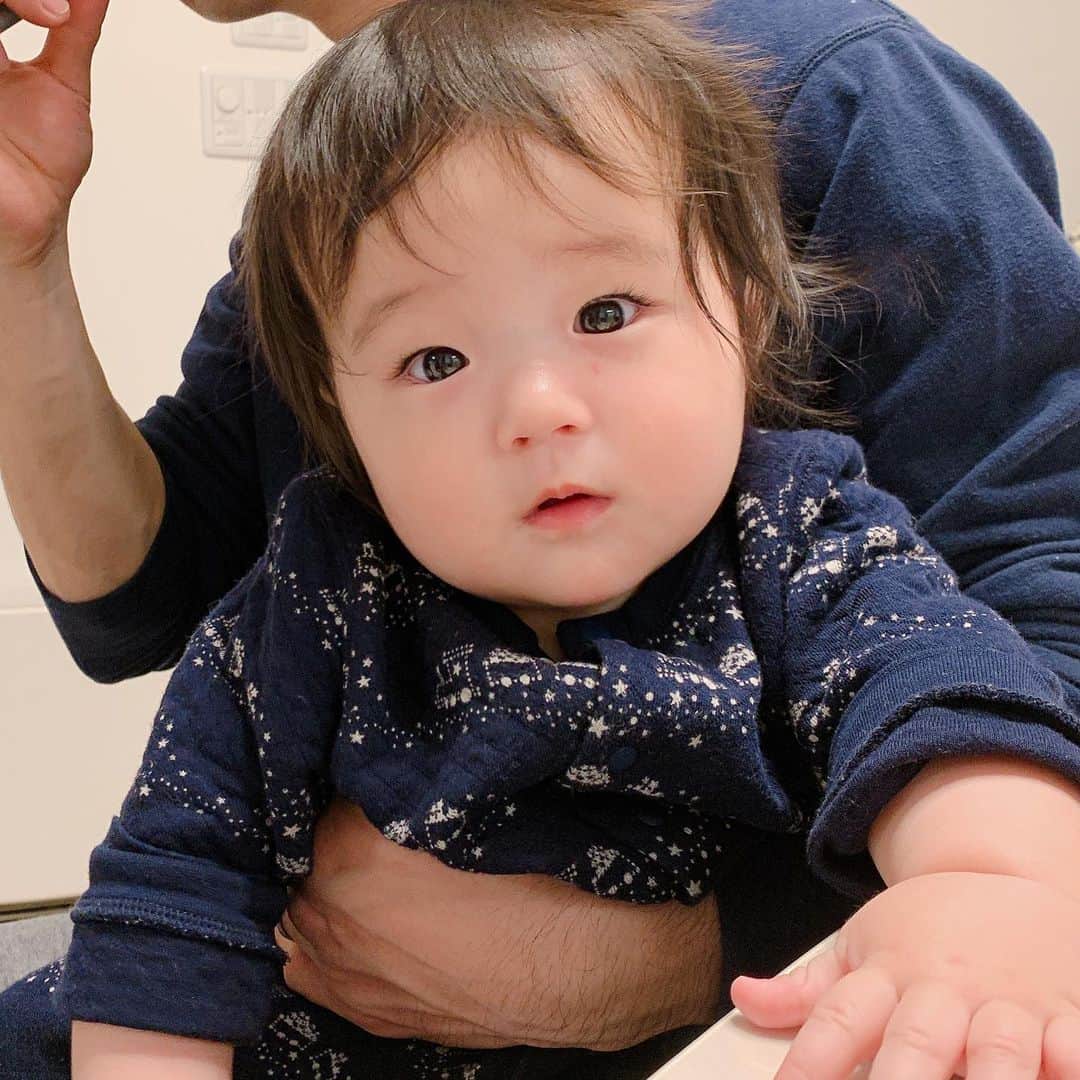 しほの涼のインスタグラム：「このコロナ騒動どうなるの💦💦 保育園児の感染って😭😭 ティッシュもないし、3.11の時思い出した。 あの時、実家の周辺は停電していたので、 まるで街からそのまま人がいなくなったホラー映画みたいな景色だったのが本当に怖かった。 コンビニで携帯の充電器沢山買って、ガソスタに2時間並んだなぁ😔😔 何だか日常が普通に送れないのって怖い。 どうなっちゃうんだろう😭😭 皆さんも本当に気をつけて、、 うちの娘はめちゃくちゃに元気で、 離乳食大好きでめっちゃ食べて、めっちゃ寝ます。何よりです。 おかげで少しぽちゃっとなりました😂 #生後7ヶ月#生後7ヶ月女の子」