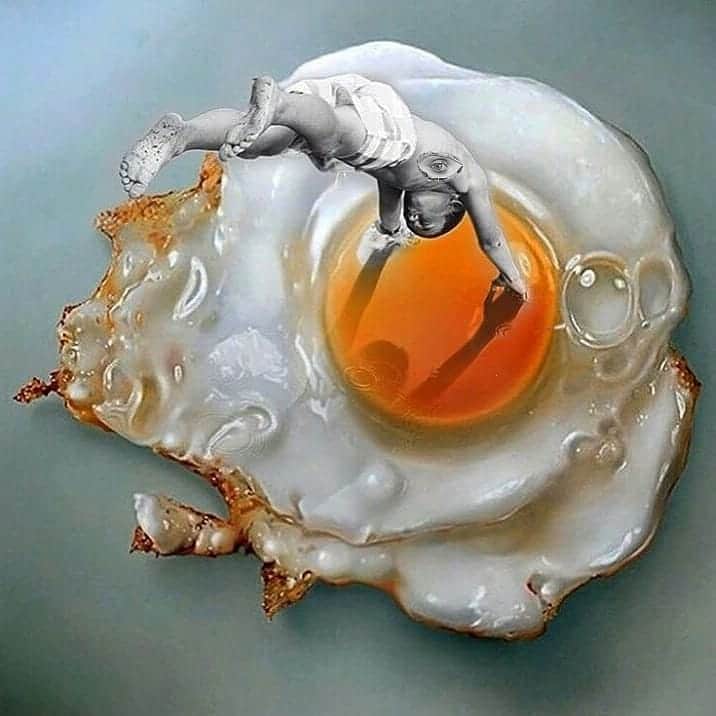 のインスタグラム：「Weekend 🍳 by 👉 Tuğçe Arıöz @ttutte 👈 via @leventerdening  #ttutte #tuğçearıöz #eggsconcept #egg #eggs #friedegg #surrealism #digitalart」