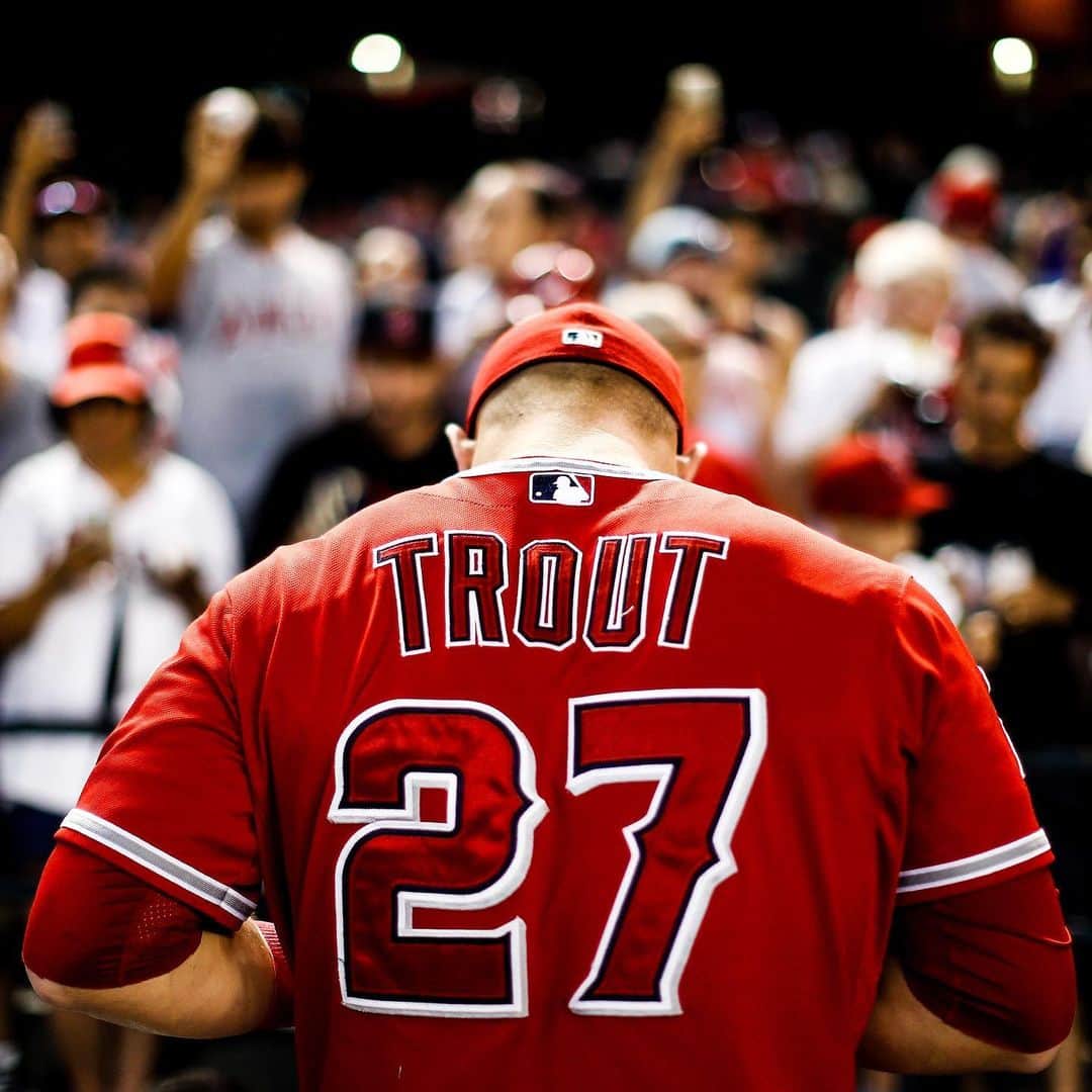 MLBさんのインスタグラム写真 - (MLBInstagram)「There's 27 days until Opening Day. Here's Mike Trout doing cool stuff.」2月29日 2時07分 - mlb