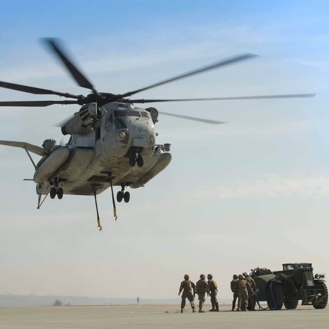 アメリカ海兵隊さんのインスタグラム写真 - (アメリカ海兵隊Instagram)「Big Fella Coming Through  Marines with @1stmlg_marines, 1st Transportation Support Battalion, Landing Support Company test the limits of a CH-53E Super Stallion, on @mcb_camp_pendleton. Tipping the scales at around 28,000 lbs, the Extended Boom Forklift provides Landing Support Company with a load that pushes the CH-53E near its external lift limits. (U.S. Marine Corps photo by Sgt. Maximiliano Rosas)  #USMC #Marines #Military #CH53E」2月29日 2時00分 - marines