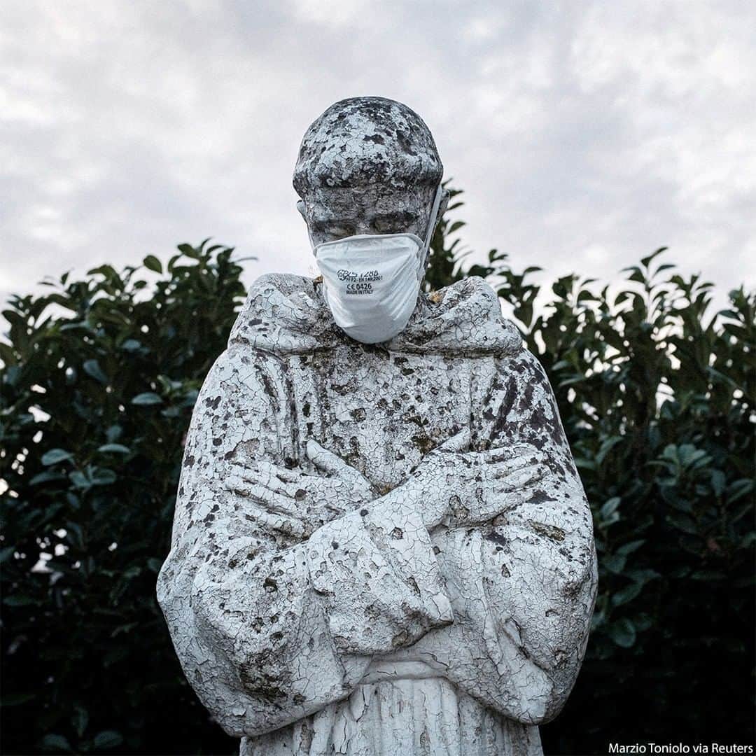 ABC Newsさんのインスタグラム写真 - (ABC NewsInstagram)「A mask is wrapped around the face of a statue of Italy's patron saint, St. Francis, in San Fiorano—which is currently on lockdown due to a COVID-19 outbreak. #italy #lockdown #covid19 #coronavirus」2月29日 2時05分 - abcnews