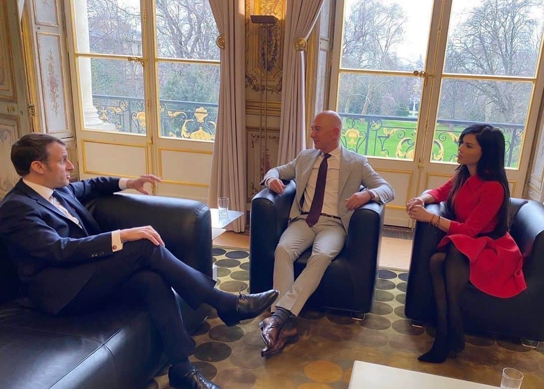 ジェフ・ベゾスのインスタグラム：「‪Discussing climate, sustainability, and preserving the natural world with President @emmanuelmacron today in Paris. #BezosEarthFund #ClimatePledge‬」