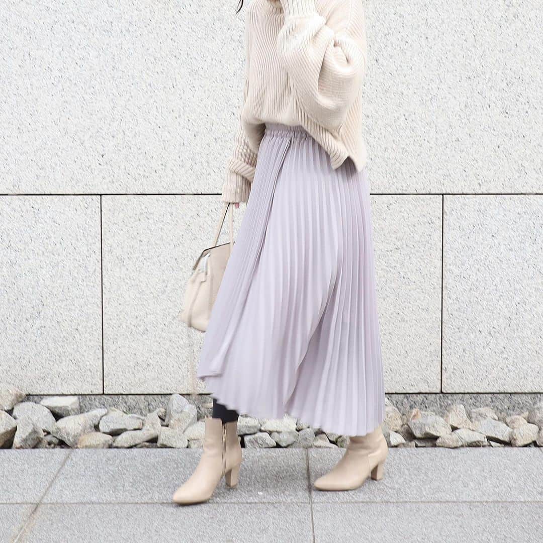 Eri Satoさんのインスタグラム写真 - (Eri SatoInstagram)「ivory×lightgrayコーデ · @rectangle_official の新作、 #プリーツラップスカート を着てみたよ✨ · 最近プリーツスカートしか履いてないぐらいなんだけど笑、こちらは巻きスカートみたいな珍しいデザイン😊 スモーキーな色味も私好み🥰 しっかりした裏地もついててめくれても大丈夫。笑 · 本日29日、zozotownで1000円offクーポンが出てるのでチェックしてみてね💗 · ちなみに先日、数年ぶりに大好きな現代美術館へ行った時のコーデ💗 弟とねw · #rectangle_official#rectangle_code#rectangle#レクタングル#アウトレットシューズ#outletshoes_life #fashion#ootd#outfit#code#coordinate#style#ファッション#コーディネート#コーデ#プチプラ#プチプラコーデ#シンプルコーデ#mamagirl#locari#ママファッション #partegram #l4like#カジュアル」2月29日 2時30分 - satoeri626