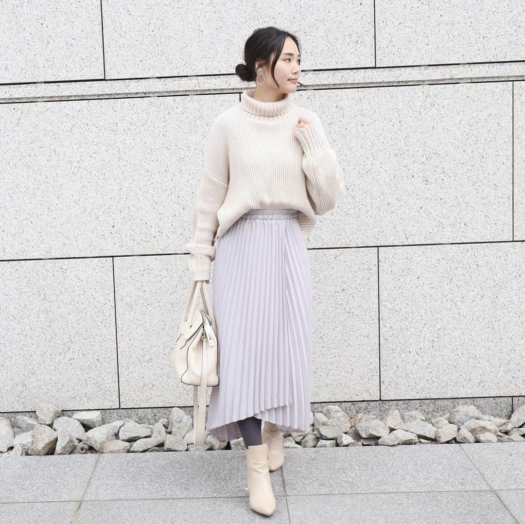 Eri Satoのインスタグラム：「ivory×lightgrayコーデ · @rectangle_official の新作、 #プリーツラップスカート を着てみたよ✨ · 最近プリーツスカートしか履いてないぐらいなんだけど笑、こちらは巻きスカートみたいな珍しいデザイン😊 スモーキーな色味も私好み🥰 しっかりした裏地もついててめくれても大丈夫。笑 · 本日29日、zozotownで1000円offクーポンが出てるのでチェックしてみてね💗 · ちなみに先日、数年ぶりに大好きな現代美術館へ行った時のコーデ💗 弟とねw · #rectangle_official#rectangle_code#rectangle#レクタングル#アウトレットシューズ#outletshoes_life #fashion#ootd#outfit#code#coordinate#style#ファッション#コーディネート#コーデ#プチプラ#プチプラコーデ#シンプルコーデ#mamagirl#locari#ママファッション #partegram #l4like#カジュアル」