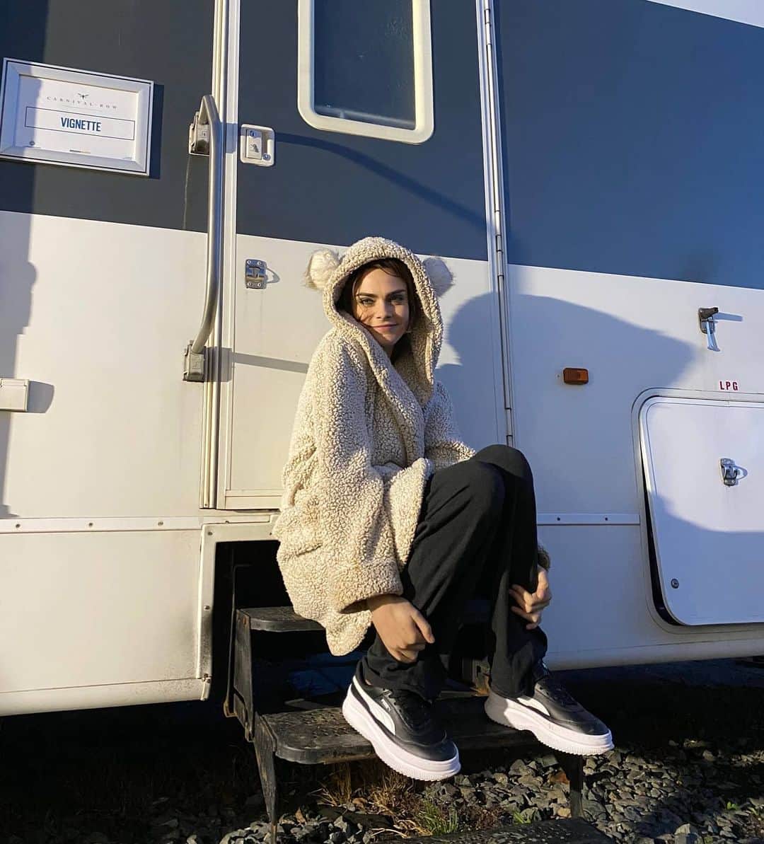 カーラ・デルヴィーニュのインスタグラム：「@pumasportstyle did it again...could wear these 👟 with everything!」