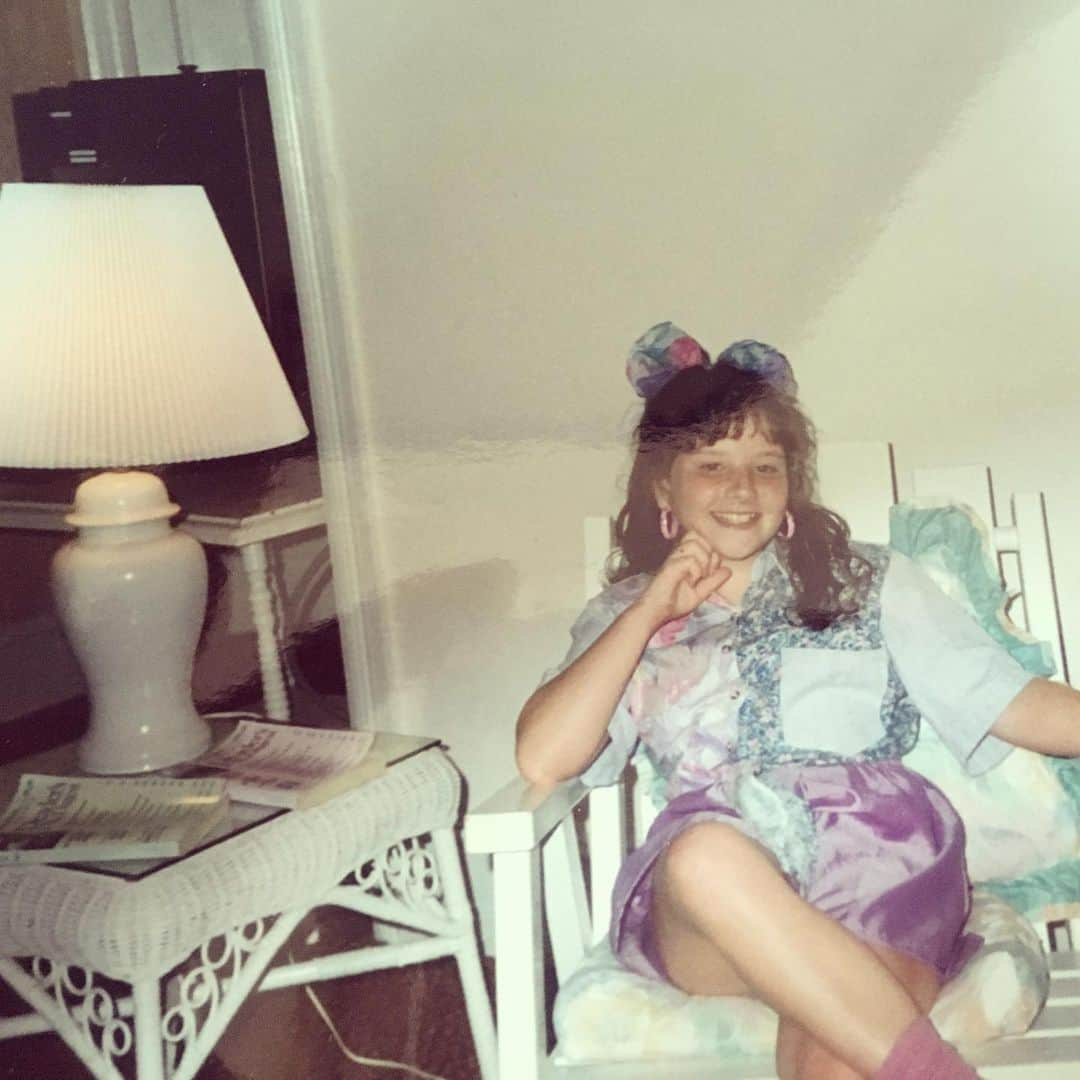 メリッサ・ラウシュのインスタグラム：「I wish you all a day where you feel as good as I did proudly wearing a purple satin skort. Also, please note for future reference: When wearing a purple satin skort the only way to properly position one’s hand is resting firmly under one’s chin. #TBF」