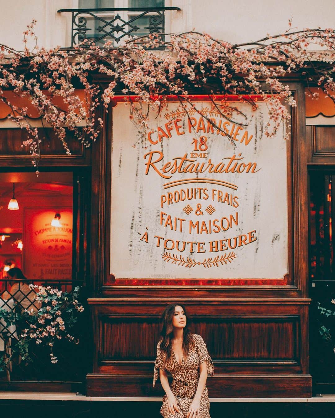 ケイト・ボイージェルのインスタグラム：「people watching in Paris is really just creeping on what pastry fellow café patrons just ordered and I am a professional 🥐🥖🍰☕️ happy Friday!! . 📸 @19rivoli #igersparis #parisstreetstyle #montmartreparis #montmartre」
