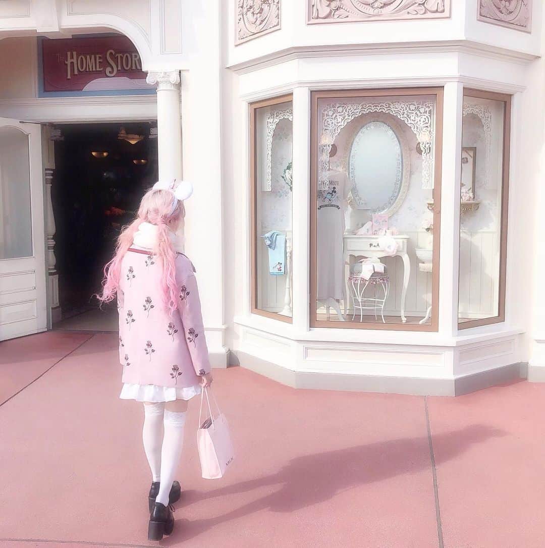 胡桃兎愛のインスタグラム：「広島から来てくれたお友達と夢の国へ行ってきました🕌🎀 ディズニーランドへ行くのは修学旅行ぶりだったので凄くわくわくした❤︎ 念願の双子ちゃんもできて幸せな1日でした🧸 #disney #disneyland #tdl」