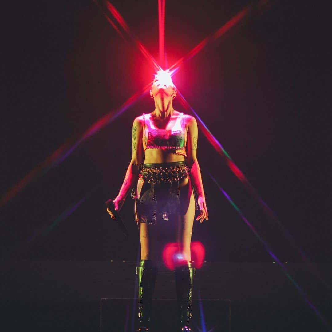 Halseyのインスタグラム：「Putting it on record that I’m never doing another interview ever again because nobody can take a joke. 🌟 Berlin tonight. :-) happy retrograde! 📷: @yasi」