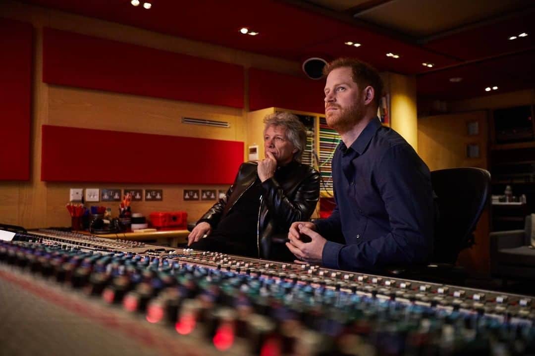 Bon Joviさんのインスタグラム写真 - (Bon JoviInstagram)「JBJ & Harry got together to record a special version of #Unbroken for the Invictus Games. The new recording features the Invictus Games Choir, made up of wounded, injured, and sick veterans and serving personnel of the UK Armed Forces. #WeAreInvictus  @weareinvictusgames @sussexroyal」2月29日 3時54分 - bonjovi