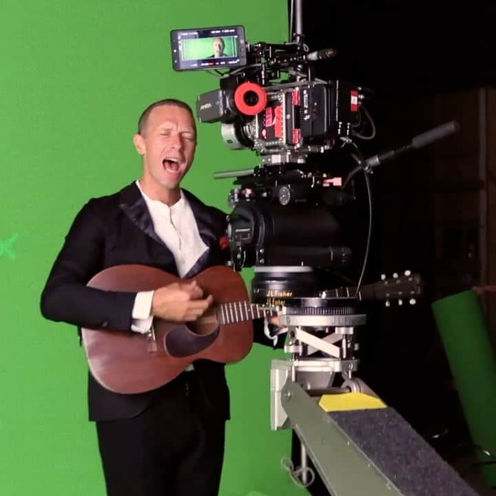 Coldplayのインスタグラム：「Behind the scenes at the Champion Of The World video shoot. #ChampionOfTheWorld #EverydayLife 🚀 📹 @machetebangbang & @justeringranat」
