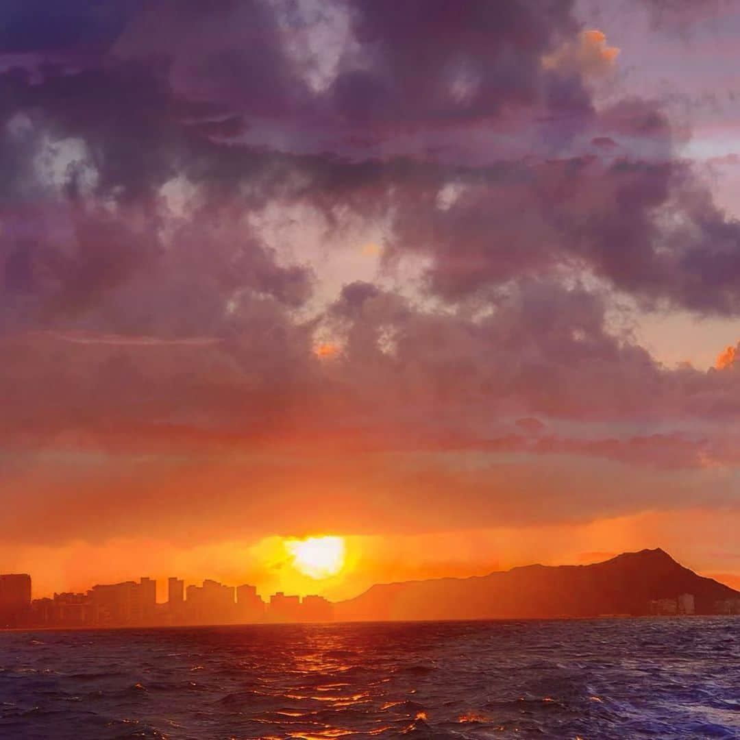 マキ・コニクソンさんのインスタグラム写真 - (マキ・コニクソンInstagram)「Good morning from Hawaii!! 今朝は海からこぉんな綺麗な朝日が見れました！やっぱり早起きは三文の徳だね！寝ていたら見れなかった！今日は朝から新しいプロジェクトの打ち合わせのオンパレード！ ワクワクするー！🤗物事すべて自分の考え方次第で楽しくも憂鬱にもなるから私は楽しい方を選びまぁす！常にハッピーの自分と仲良くしよう！一度きりの人生なんだからお互い後悔なく過ごそうね！✌🏼😁 #ハワイのおすそ分け🤙🏼 #自分らしくハッピーに生きよう！😄」2月29日 4時00分 - makikonikson