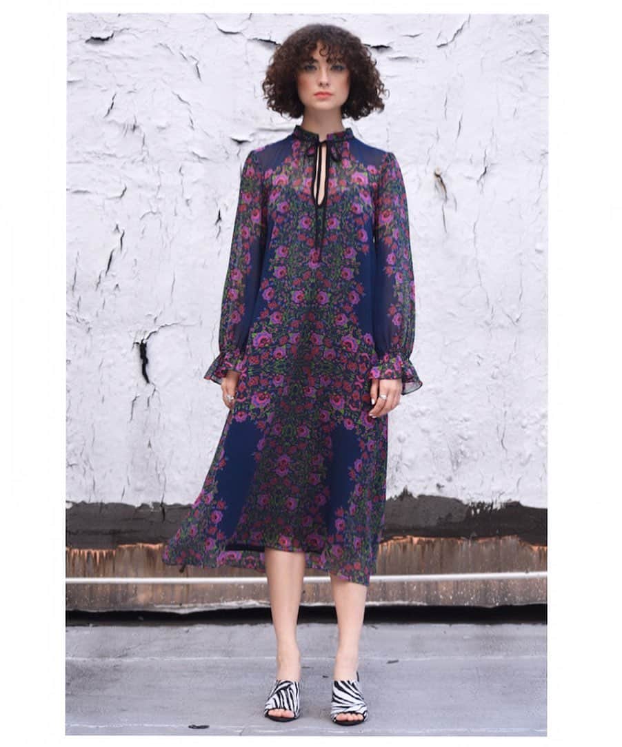 ナネットレポーのインスタグラム：「Ready to swing into spring in my Swinging Shift 🌷🌷🌷」