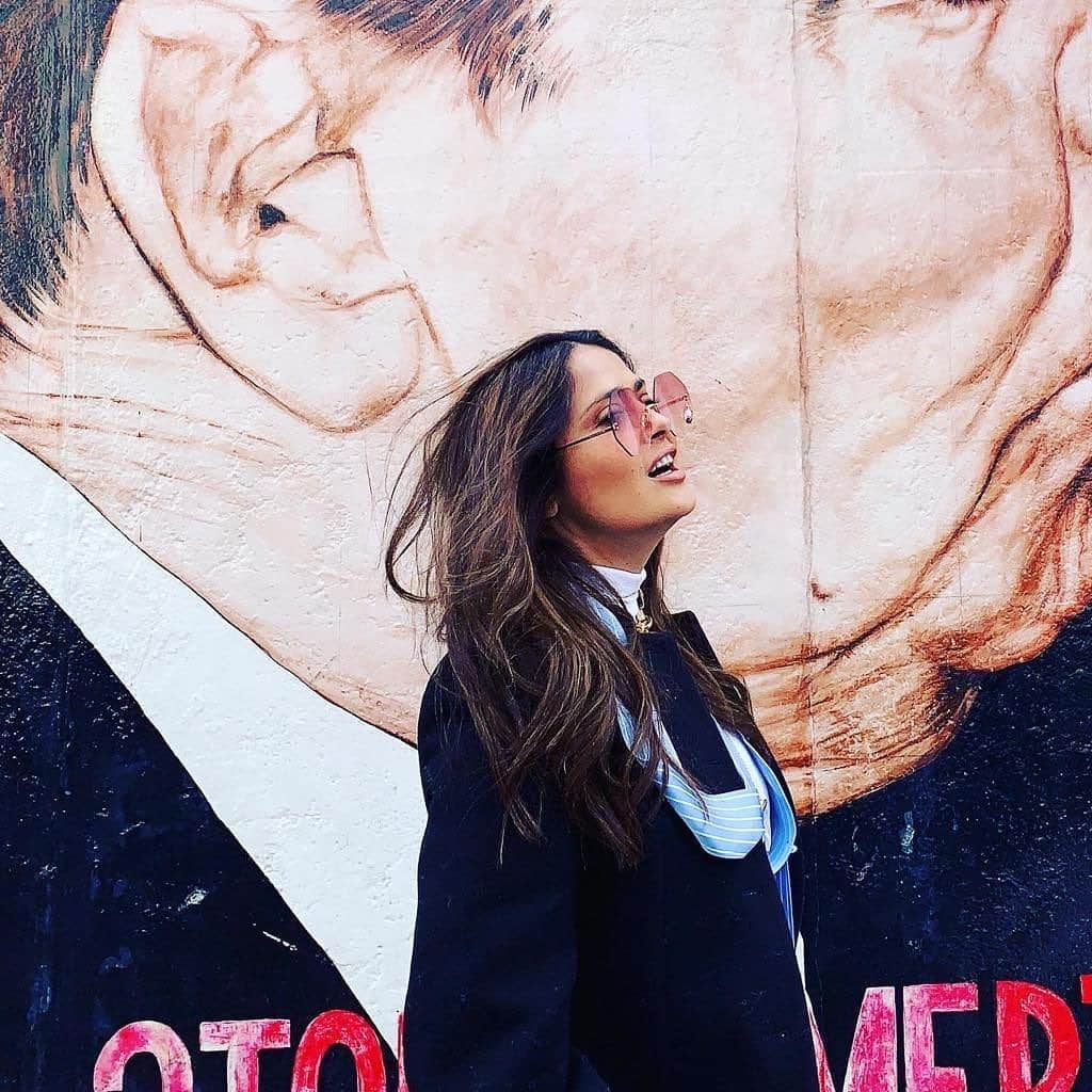 サルマ・ハエックさんのインスタグラム写真 - (サルマ・ハエックInstagram)「I ❤ BERLIN  #berlinwall #berlinale2020 #sausage #germany🇩🇪」2月29日 4時13分 - salmahayek