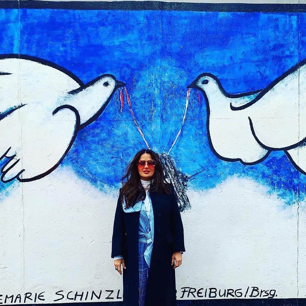 サルマ・ハエックさんのインスタグラム写真 - (サルマ・ハエックInstagram)「I ❤ BERLIN  #berlinwall #berlinale2020 #sausage #germany🇩🇪」2月29日 4時13分 - salmahayek