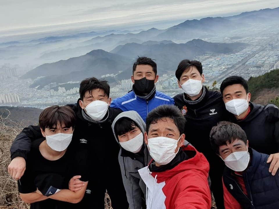 ハ・ソンミンのインスタグラム：「코로나 이기는 등산후 오리백숙 하체 쓰기  #경남fc #코로나 #천주산 #오리백숙」