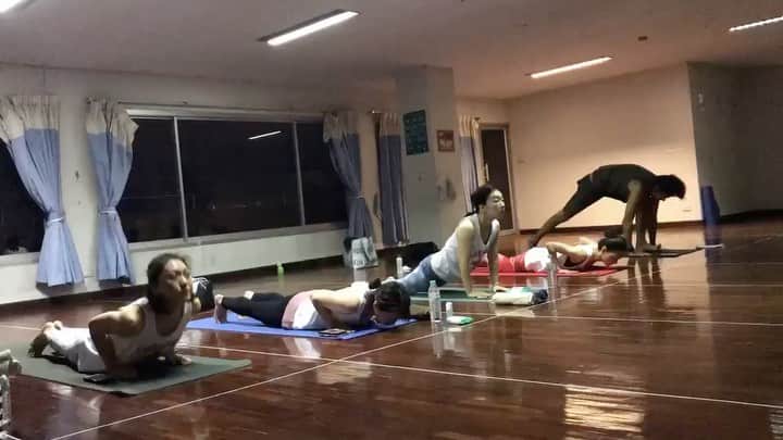 のインスタグラム：「ケンハラクマのチェンマイ108回太陽礼拝トレーニング。 全員完走！ @international_yoga_center」