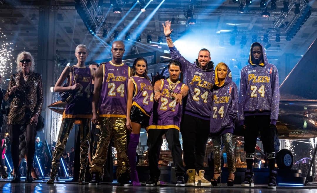 NBC Newsさんのインスタグラム写真 - (NBC NewsInstagram)「Designer Philipp Plein is facing backlash on social media over his Fashion Week tribute to Kobe Bryant after models donning purple bedazzled "24" basketball jerseys walked a runway that featured a gold-coated helicopter. Click the link in our bio for more. ⁠ . ⁠ 📷 Pietro D'Aprano / @gettyimages」2月29日 14時00分 - nbcnews